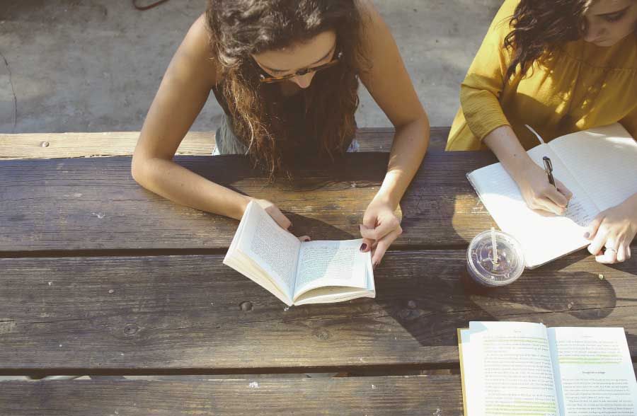Mujeres Leyendo